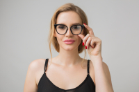Trzy zasady makijażu dla noszących okulary